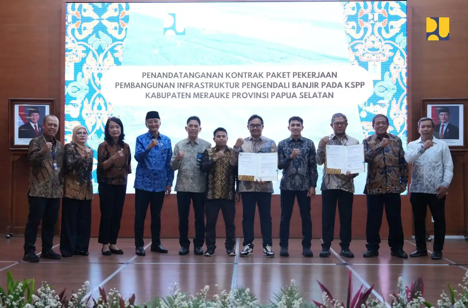 Menteri Pekerjaan Umum, Dody Hanggodo menyaksikan penandatangan kontrak pekerjaan pengendalian banjir di Kawasan Sentra Produksi Pangan (KSPP) Kabupaten Merauke di Jakarta, Jumat (21/11). (Foto: PU)
