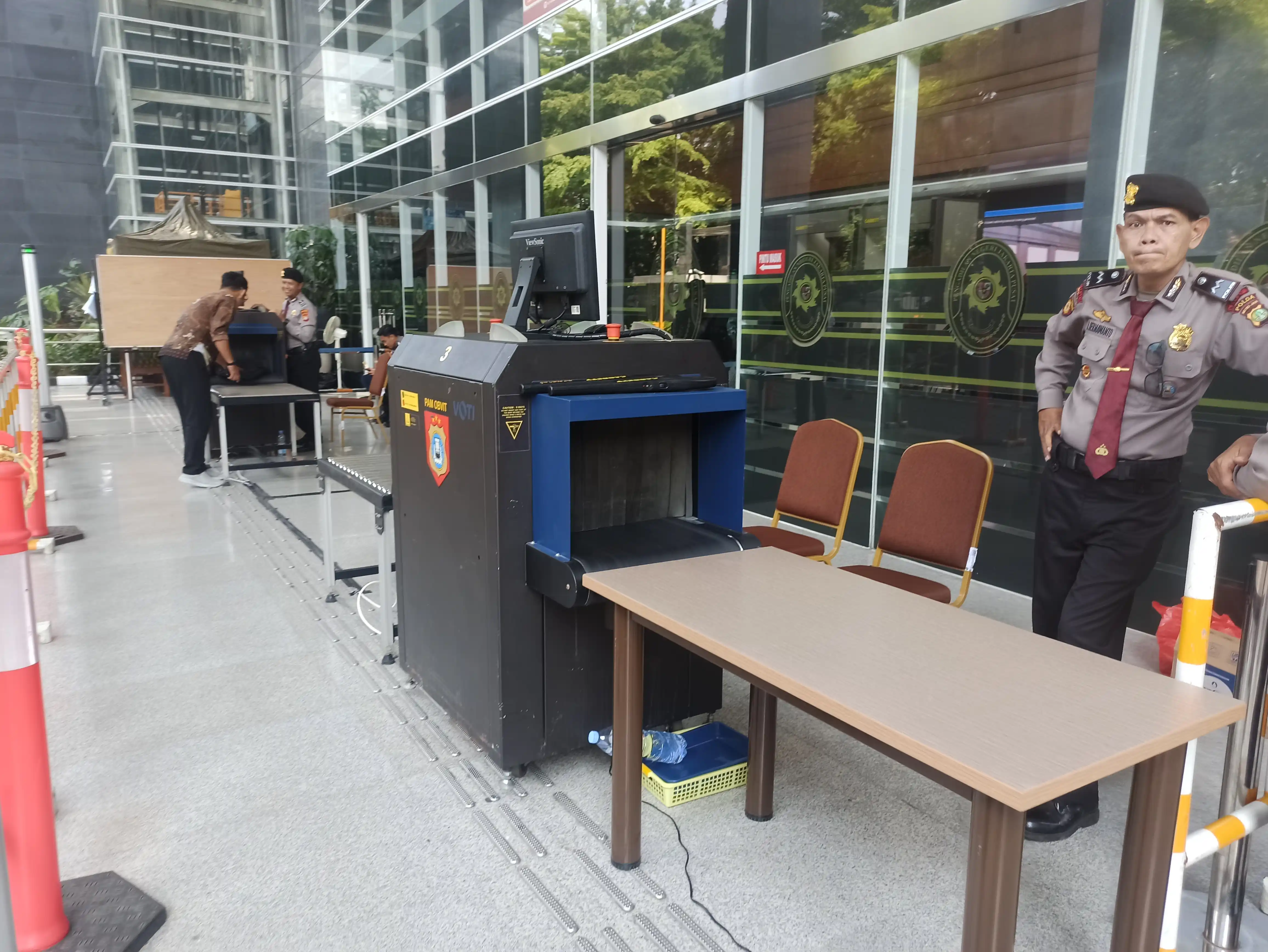 Mesin X-Ray di depan pintu masuk PN Jakpus (Foto: Dok/MI/Alb)