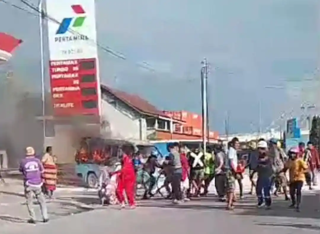 Api melalap sebuah mobil angkutan kota (angkot) di Jalan WR. Supratman, Kelurahan Kandai, Kecamatan Kendari, Kota Kendari, Sulawesi Tenggara, pada Senin (16/12/2024) (Foto: Dok MI)