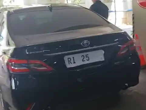 Mobil dinas Menteri Pendidikan Tinggi, Sains, dan Teknologi (Mendiktisaintek) Satryo Soemantri Brodjonegoro, saat meninggalkan kantor Kemdiktisiantek RI di Jakarta, Rabu (19/2/2025). [Foto: ANT]