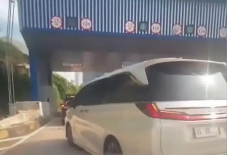 Mobil Dinas RI 25 Potong Antrean di Tol Cilandak (Foto: Tangkapan Layar)