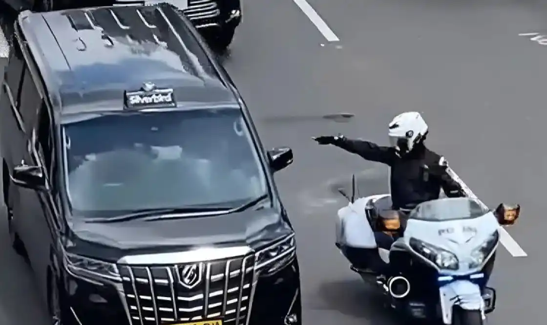 Tangkapan layar - Potongan video yang menunjukkan petugas patwal mobil berplat nomor RI 36 yang menunjuk-nunjuk sopir taksi, Ranu (8/1/2025) (Foto: Dok MI)