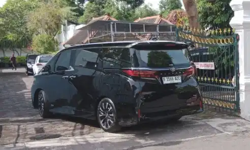 Mobil yang ditumpangi Presiden ke-7 Republik Indonesia Joko Widodo tiba di Keraton Kilen, Kota Yogyakarta, Rabu (15/1/2025) pagi. (Foto: ANTARA)