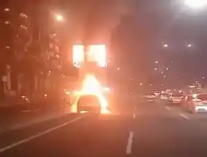 Minibus Terbakar di Tol Janger KM 2 Arah Tangerang [Foto: Tangkapan layar/TMC Polda Metro Jaya]