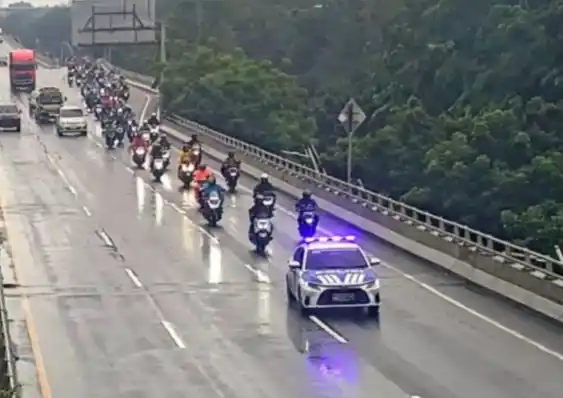 Personel Satuan PJR Ditlantas Polda Metro Jaya melakukan pengawalan terhadap kendaraan roda dua untuk melintas di Jalan Tol Ir. Wiyoto Wiyono dari GT. Pulo Mas arah Tanjung Priok, Minggu (18/1/2026). [Foto: X/@tmcpoldametro]
