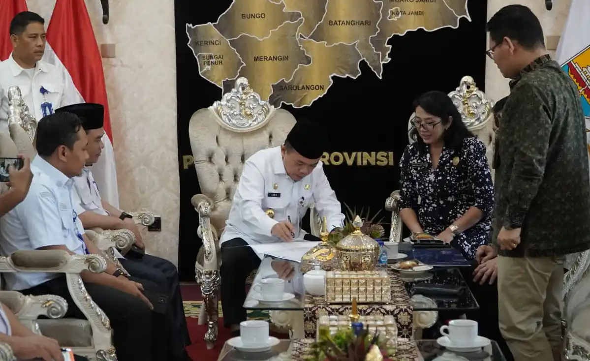 Gubernur Jambi, H Al Haris (tiga dari kanan) disaksikan Kepala Kantor Regional VII BKN Palembang, Heni Sri Wahyuni menanda-tangani MoU Sistem Meritokrasi Manajemen ASN di rumah dinas Gubernur Jambi, Kota Jambi, Rabu (24/9/2025). (Foto : Ist).