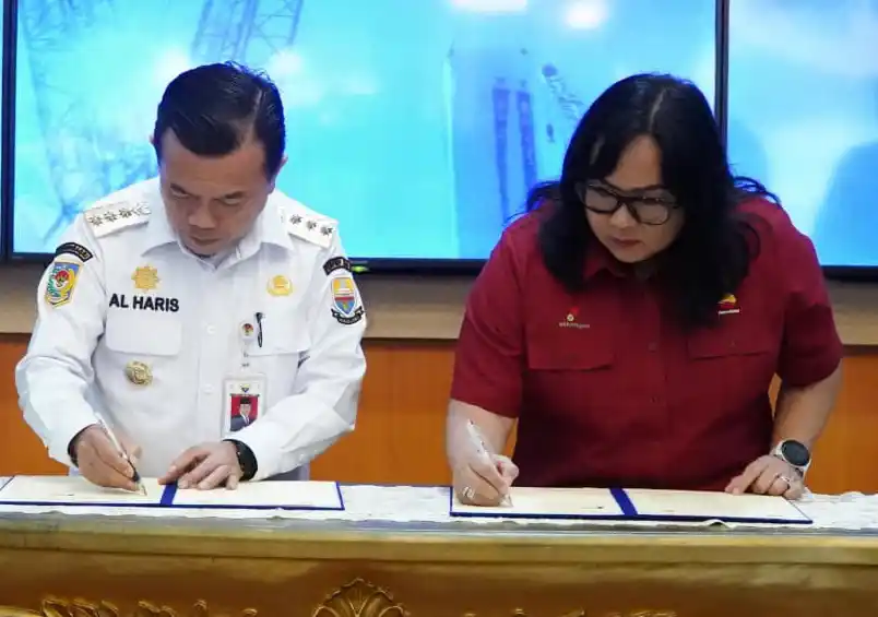 Gubernur Jambi, H Al Haris (kiri) dan Vice President PetroChina, Aviani (kanan) menanda-tangani “MoU” Pembangunan Migas di rumah dinas Gubernur Jambi, Kota Jambi, Rabu (13/8/2025). (Foto : Ist)
