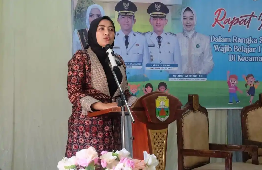 Bunda PAUD Kabupaten Muaro Jambi, Ririn Novianty, saat menyampaikan sambutan pada kegiatan sosialisasi wajib belajar prasekolah di Aula Kantor Camat Sekernan, Selasa (24/6/2025)