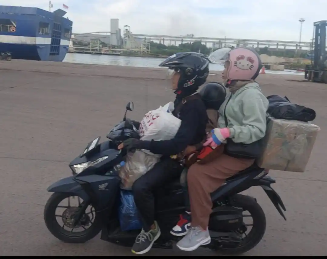 Pengendara motor sedang melakukan perjalanan mudik bersama istri dan anaknya (Foto: Dok MI)