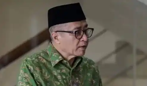 Tersangka kasus dugaan penerimaan gratifikasi Muhammad Haniv berjalan keluar usai menjalani pemeriksaan di Gedung Merah Putih KPK, Jakarta, Jumat (7/3/2025).