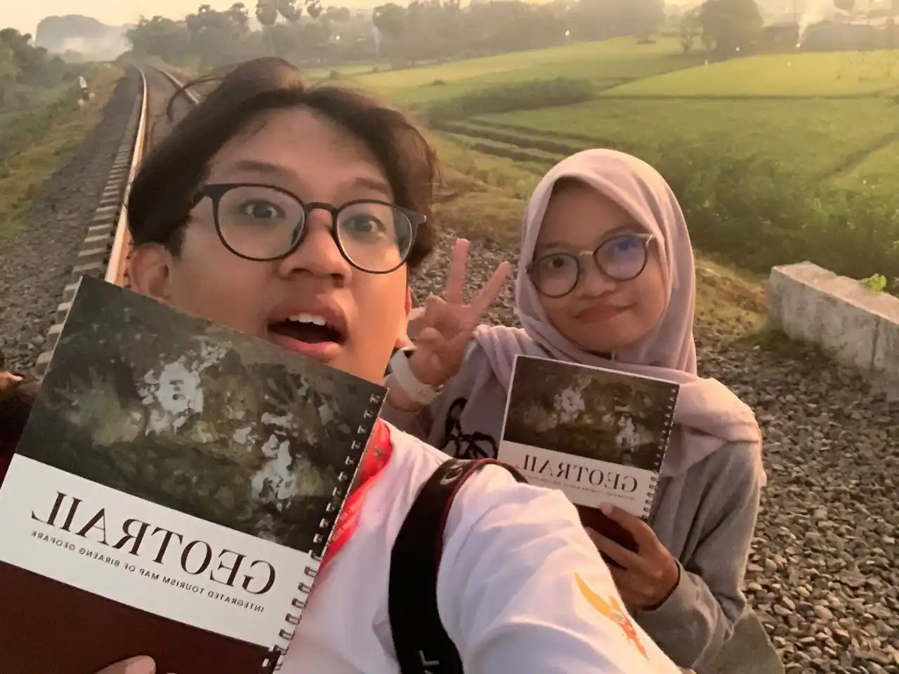 Muhammad Zaki Ramadhan (kiri) dari Departemen Antropologi Sosial Universitas Andalas bersama Adzra Ishmah Hulwana (kanan) dari Program Studi Ilmu Politik Universitas Halu Oleo (UHO) (Foto: Istimewa)