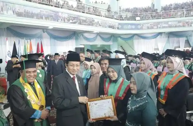 Menteri Agama RI, Prof. Nasaruddin Umar, menyerahkan piagam penghargaan kepada wisudawan berprestasi dalam prosesi wisuda UIN STS Jambi, Minggu (29/6/2025), di Auditorium Chatib Quzwain. Momen ini turut disaksikan Rektor UIN STS Jambi, Prof. H. Kasful, serta jajaran akademik dan keluarga wisudawan.