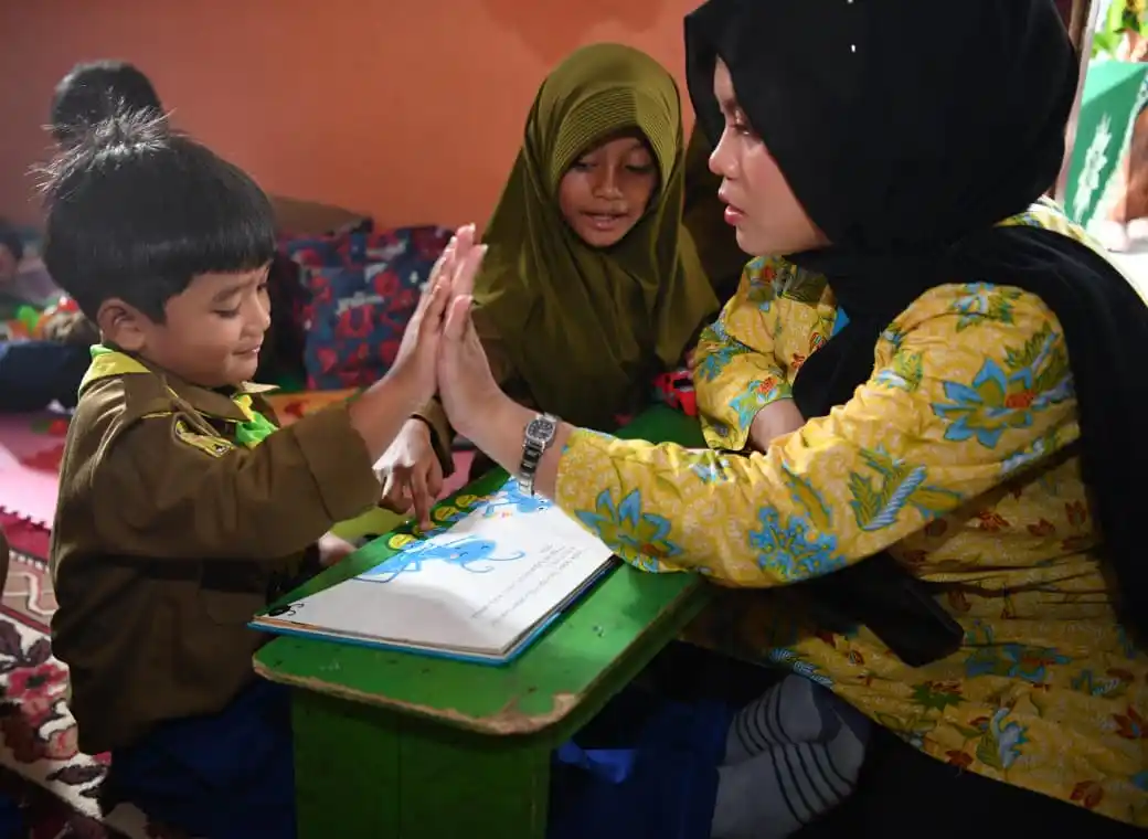 Murid dan  guru TK  (Dok. MI)