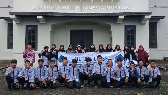 Puluhan siswa SMP Islam Sholeh, Mandiri, Aktif, Responsif, dan Tangguh (SMART) Pangkalpinang melakukan kunjungan edukatif ke Museum Timah Indonesia (MTI) Mentok, Rabu (12/11/2025). [Foto: Doc. PT Timah]