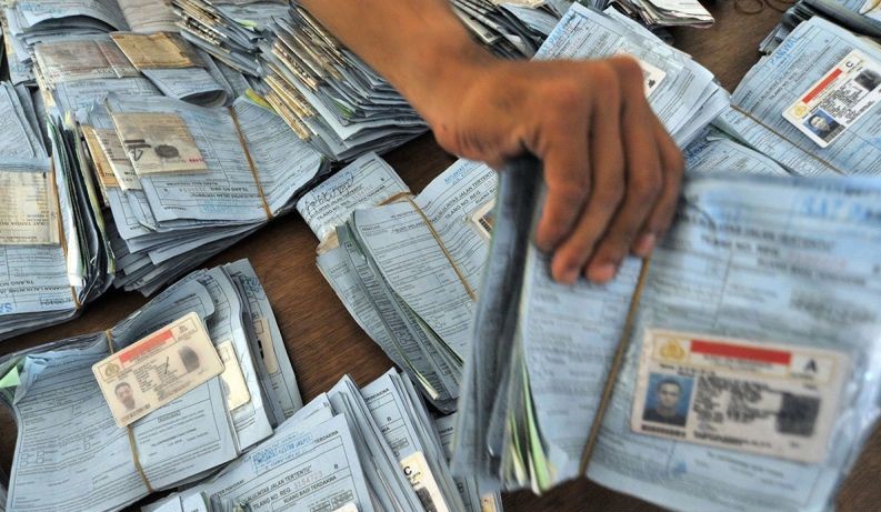 Ilustrasi - Petugas melakukan pelayanan sim keliling (Foto: Ist)