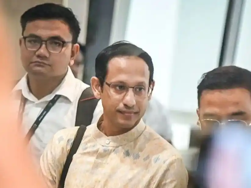Mantan Menteri Pendidikan, Kebudayaan, Riset, dan Teknologi (Mendikbudristek) 2019-2024 Nadiem Makarim (kedua kiri) tiba untuk memenuhi panggilan pemeriksaan di Jampidsus, Kejaksaan Agung, Jakarta Selatan, Senin (23/6/2025)