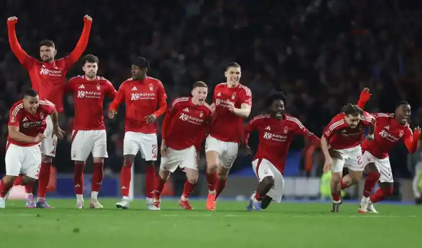 Para pemain Notingham Forest merayakan kemenangan adu penalti 4-3 atas Brighton & Hove Albion di Stadion Falmer untuk melaju ke semifinal Piala FA, Minggu (30/3/2025) dini hari WIB. [Foto: Ist]