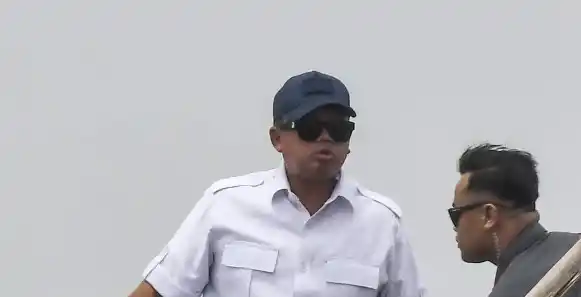 Menteri Agraria dan Tata Ruang (ATR)/Kepala Badan Pertanahan Nasional (BPN) Nusron Wahid (kiri) meninjau pagar laut pesisir Tarumajaya, Desa Segarajaya, Kabupaten Bekasi, Selasa (4/2/2025). Nusron Wahid akan mencabut Sertifikat Hak Guna Bangunan (SHGB) tanah milik warga yang dicatut untuk area pagar laut dan memanggil dua perusahaan yang terlibat pada proyek tersebut. (Foto: Dok MI/An)