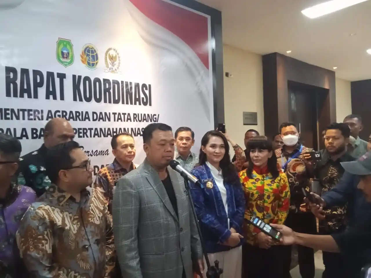 Menteri ATR/BPN Nusron Wahid memberikan keterangan pers usai Rapat Koordinasi Pertanahan dan Tata Ruang di Ternate, didampingi Gubernur Malut Sherly Tjoanda dan Ketua Komisi II DPR Muhammad Rifqinizamy. (Foto: MI/Jainal Adaran)