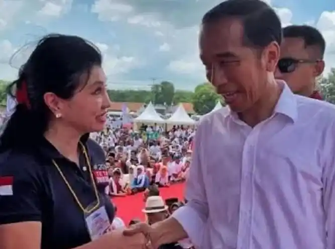 Purwanti Lee alias Nyonya (Ny) Lee menyalami Presiden Joko Widodo saat berkunjung ke Lampung, pada tahun 2022 (Foto: Dok MI/Istimewa)