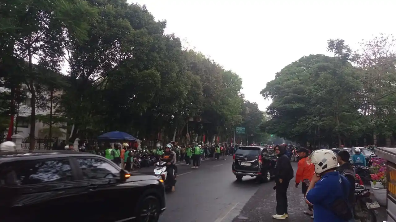 Suasana di depan Gedung Sate dan Gedung DPRD Jabar, di Jalan Diponegoro, Kota Bandung, Jumat (29/8/2025). Foto: MI/Sugiyanto