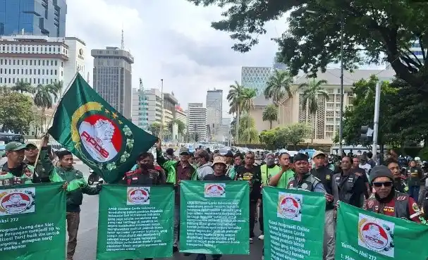 Ojol Menggelar Aksi Demonstrasi di Kawasan Patung Kuda, Jakarta Pusat pada Kamis (27/2/2025) (Foto: Dok MI)