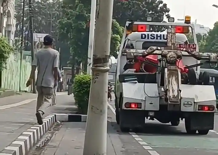 Oknum petugas Dishub Terekam Minta Rokok dari Sopir Bajaj (Foto: Akun @Heraloebss di platform X)