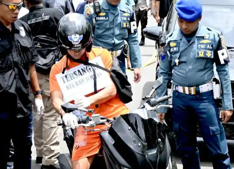 Oknum prajurit TNI AL, Jumran (mengnakan baju orange) saat rekonstruksi kasus pmbunuhan Juwita (Foto: Ist)