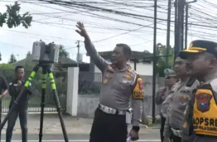 Dirlantas Polda Jawa Timur (Jatim) melakukan olah TKP menggunakan alat analisis kecelakaan lalu lintas (Foto: Ist)
