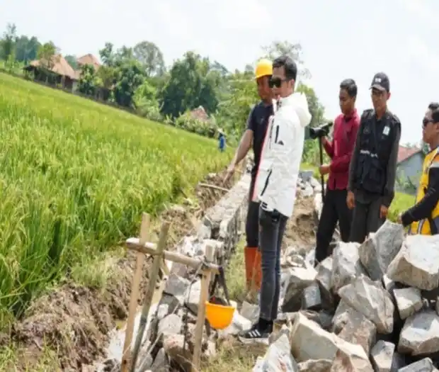 Bupati Purwakarta Saepul Bahri Binzein turun langsung ke lapangan didampingi oleh jajaran Dinas Pekerjaan Umum dan Tata Ruang (DPUTR) Purwakarta, untuk memastikan setiap proyek berjalan sesuai rencana dan memberikan manfaat nyata bagi masyarakat. (Foto: Istimewa)
