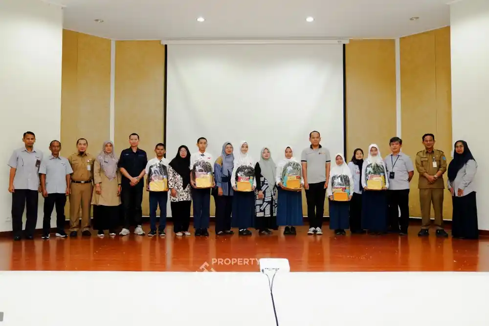 Orang Tua Hantarkan Anak ke Pemali Boarding School PT Timah [Foto: Doc. PT Timah]