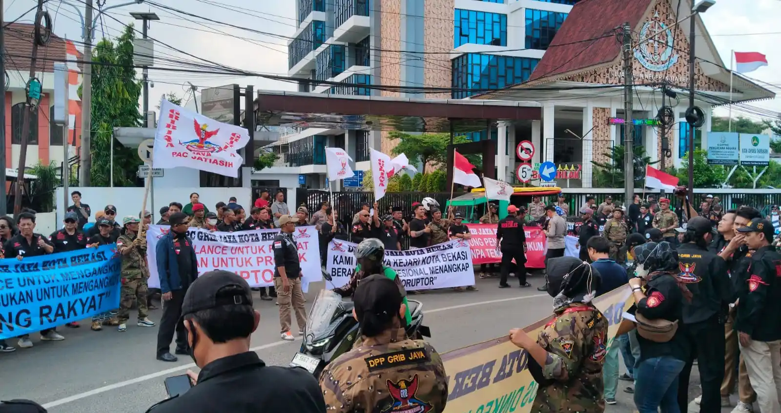 Ormas Grib Jaya menggelar aksi demonstrasi menuntut Kejari Kota Bekasi usut dugaan korupsi pengadaan ambulance jenazah pada Dinkes Kota Bekasi. (Foto: Dok-MI)