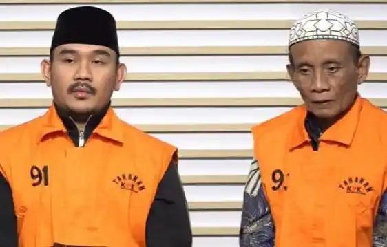 Bupati Kabupaten Bekasi Ade Kuswara Kunang (ADK) (kiri) dan ayahnya, HM Kunang (kanan) menjadi tersangka suap izin proyek (Foto: Dok MI/Adelio Pratama)