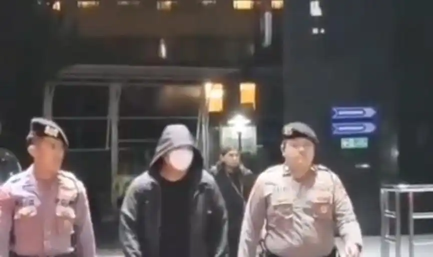 Sebanyak 3 orang hasil operasi tangkap tangan (OTT) di Kabupaten Mandailing Natal, Sumatera Utara, telah tib di Gedung Merah Putih KPK, Jakarta Selatan, pada Jumat (27/6/2025) malam. (Foto: Dok MI/Aswan)