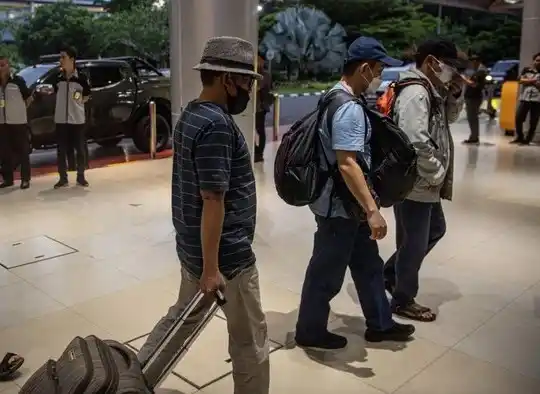 Delapan orang yang terjaring operasi tangkap tangan tiba di Bandara Sultan Mahmud Baddarudin (SMB) II Palembang, Sabtu (15/3/2025). (Foto: Dok MI/An)