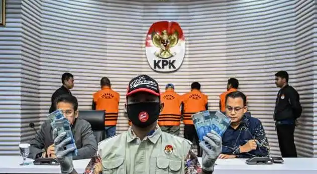 Petugas KPK menunjukan baran bukti saat konferesi pers penahan tersangka dalam OTT Kaltim pada Sabtu (25/11/2023) (Foto: Dok MI)