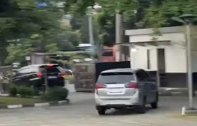 Sejumlah mobil meninggalkan kantor Dinas PUPR-PKPP Riau (Foto: Dok MI/Istimewa)