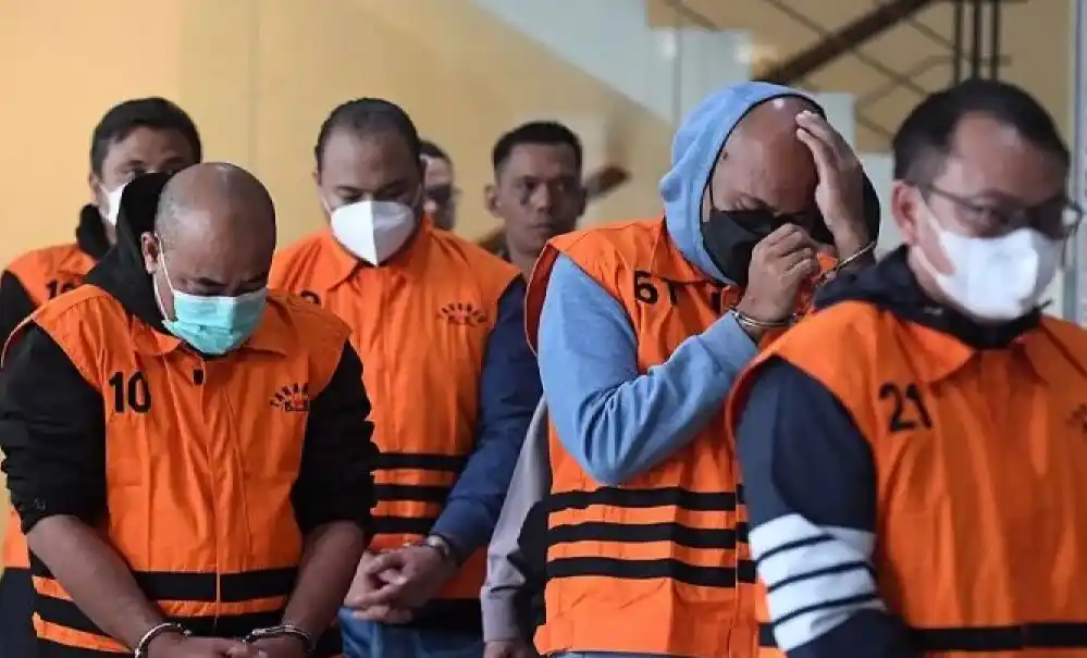 Lima tersangka kasus dugaan korupsi proyek pembangunan jalan di Dinas PUPR dan preservasi jalan di Satuan Kerja Pelaksanaan Jalan Nasional (PJN) Wilayah I Sumatera Utara mengenakan rompi tahanan usai menjalani pemeriksaan di Gedung Merah Putih KPK, Jakarta, Sabtu (28/6/2025).