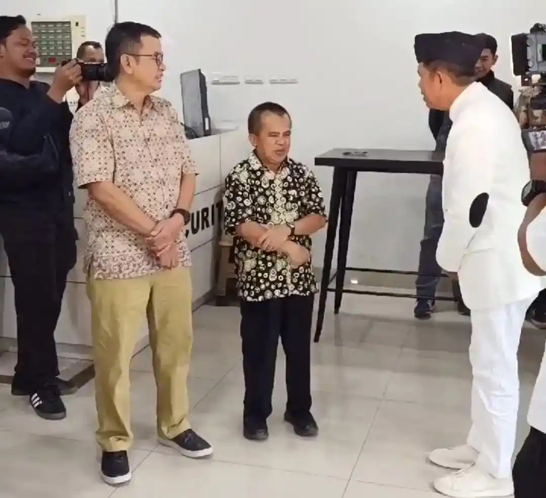 Gubernur Jawa Barat, Dedi Mulyadi saat mendatangi kantor Samsat Pajajaran, Kota Bandung sebelum ke Gedung DPRD Jabar pada Jumat (21/2/2025). (Foto: Tangkapan Layar)