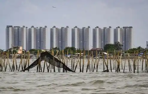 Pagar laut terpasang di kawasan pesisir Kabupaten Tangerang, Banten, Kamis (9/1/2025).