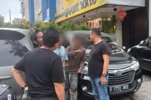 Kepolisian Sektor Metro Tamansari saat menangkap salah satu tersangka juru parkir liar atau sering disebut "Pak Ogah" di kawasan Mangga Besar, Jakarta Barat, Sabtu (15/2/2025). [Foto: Doc. Humas Polres Metro Jakarta Barat]