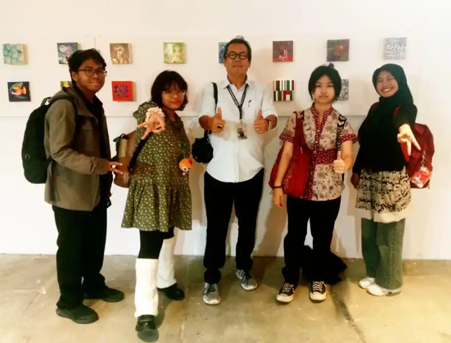 Keempat siswa SMK Multimedia Sumbangsih Jakarta, yang ikut pameran "Kecil itu Keren2025", dari kiri ke kanan: Gabriel, Nadya, Gatot Eko Cahyono (Kartunis nasional sebagai guru pembimbing), Tatum dan Ginaya (Foto: Dok MI/Gatot Eko Cahyono)