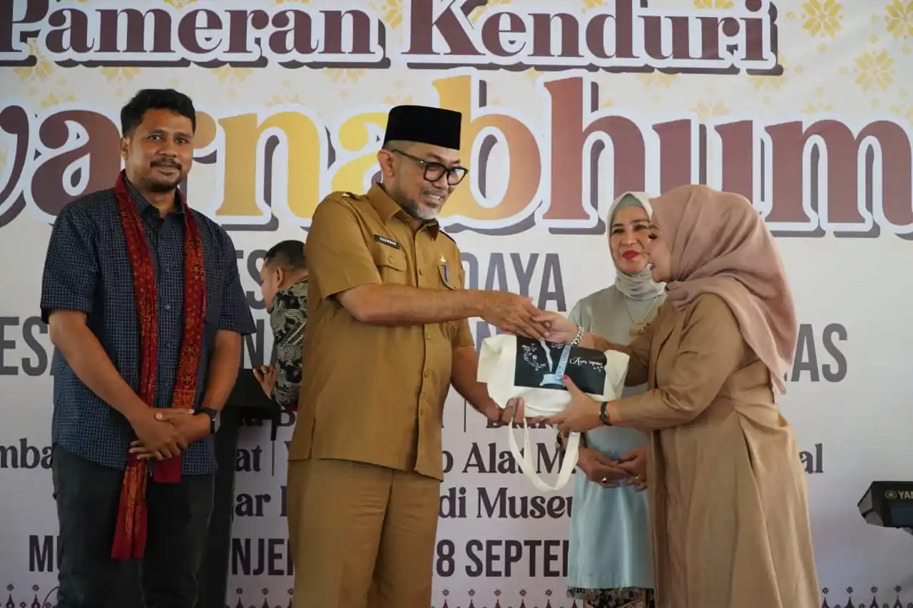 Sekda Pemprov Jambi, H Sudirman (dua dari kiri) memberikan penghargaan kepada perajin batik dan songket pada pameran Kenduri Swarnabhumi di halaman Museum Siginjei, Kota Jambi, Selasa (23/9/2025). (Foto : Ist).