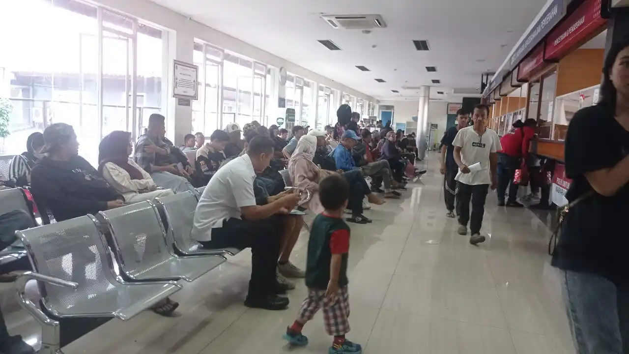 Pamin II Sie STNK Subdit Regident Ditlantas Polda Jabar, Ipda Irvan Ramdhani saat memberi penjelasan ke salah satu wajib pajak di kantor Samsat Pajajaran, Kota Bandung, Senin (24/3/2025). (Foto: Sugiyanto/MI).
