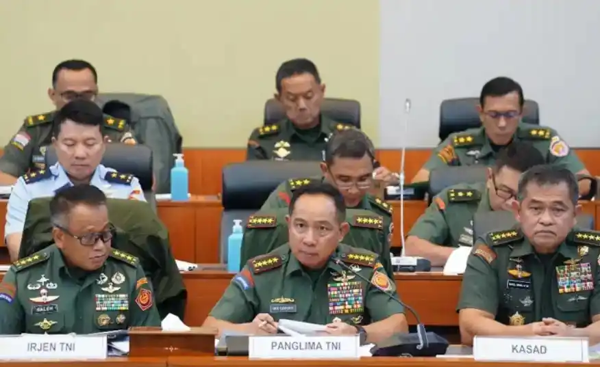 Panglima TNI Jenderal TNI Agus Subiyanto menghadiri Rapat Dengar Pendapat (RDP) dengan Komisi I DPR RI terkait Rancangan Undang-Undang (RUU) Perubahan atas Undang-Undang Nomor 34 Tahun 2004 tentang TNI. Rapat ini berlangsung di Ruang Rapat Banggar DPR RI, Jakarta Pusat, pada Kamis (13/3/2025).