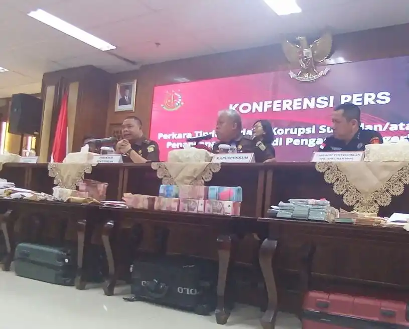 Konferensi pers penetapan mantan Ketua PN Surabaya, Rudi Suparmono sebagai tersangka baru kasus suap vonis bebas Ronald Tannur, Selasa (14/1/2025) (Foto: Dok MI/Aswan)