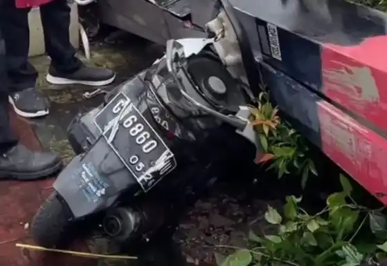 Sebuah papan reklame restoran di Jalan Pesanggrahan Meruya Utara, Kembangan, Jakarta Barat yang tumbang dan menimpa sejumlah kendaraan, Sabtu (14/6/2025). [Foto: Ant]