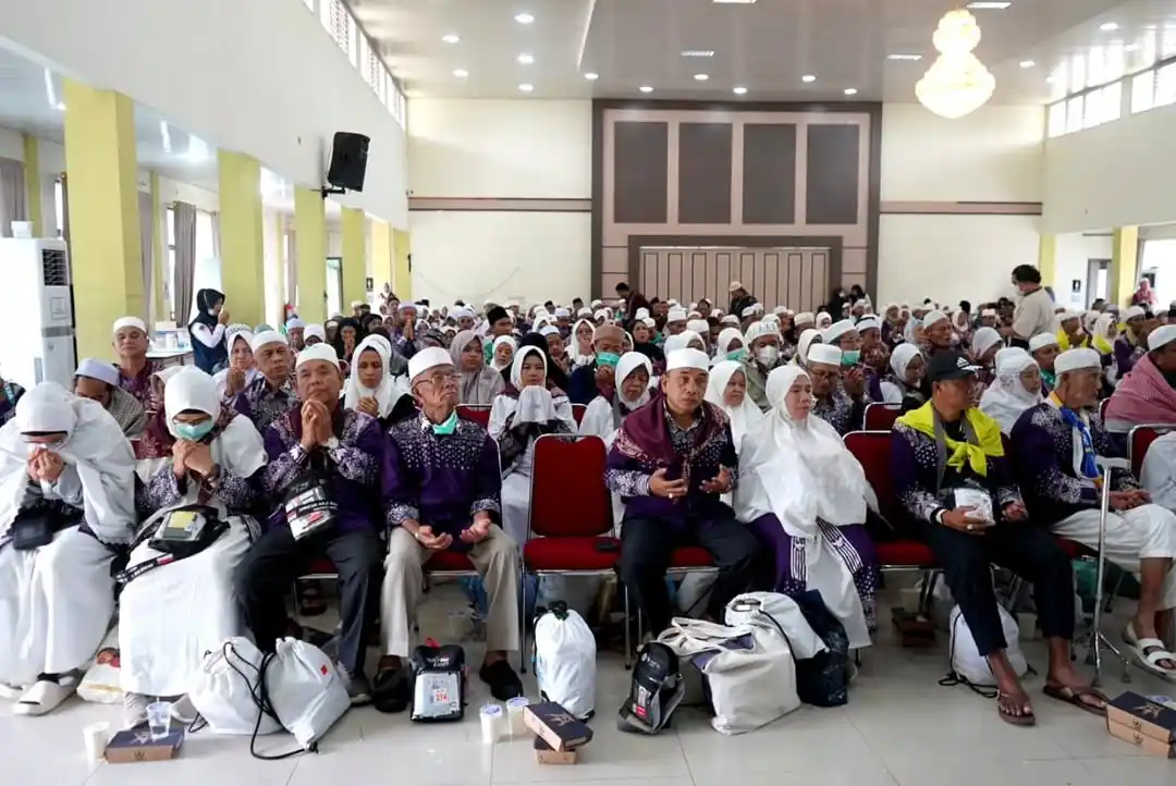 Para jemaah haji Kloter 20 asal Kabupaten Merangin, Muaro Jambi, dan Tanjung Jabung Barat tampak khusyuk berdoa saat tiba di Asrama Haji Kotabaru Jambi, Sabtu (5/7/2025). (Foto: Dok/MI)