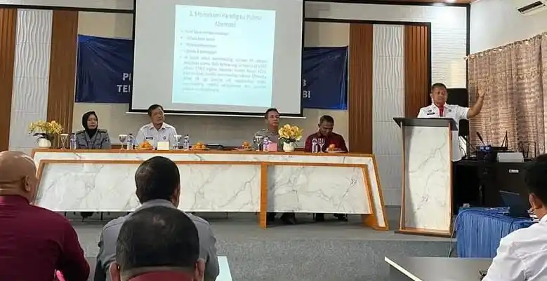 Para narasumber dari Ditjen Pemasyarakatan, Polresta Jambi, dan Bapas Kelas I Jambi saat kegiatan sosialisasi KUHP baru dan restorative justice, Kamis (12/6) (Foto: Dok/MI)