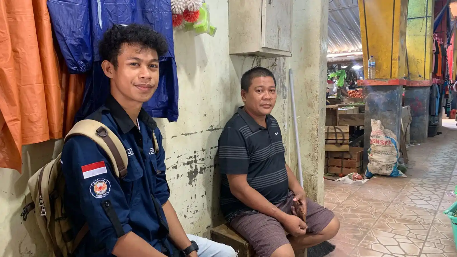 Pedagang Kosmetik, Onto (kanan) dan Mahasiswa UHO, La Dini (kiri) (Foto: Dok MI)